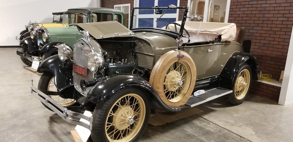 Classic cars in the Antique Car Museum of Iowa