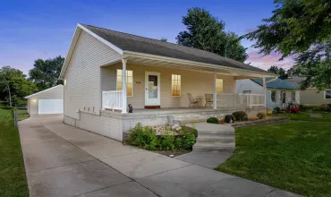 3 Bedrooms Bedrooms, 0 ,2 BathroomsBathrooms,Residential,2427 Fruitland Blvd SW, Cedar Rapids, Iowa 52404,202505594