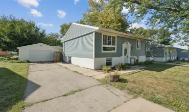 4 Bedrooms Bedrooms, 0 ,1 BathroomBathrooms,Residential,3226 Bramble Rd SW, Cedar Rapids, Iowa 52404,202506029