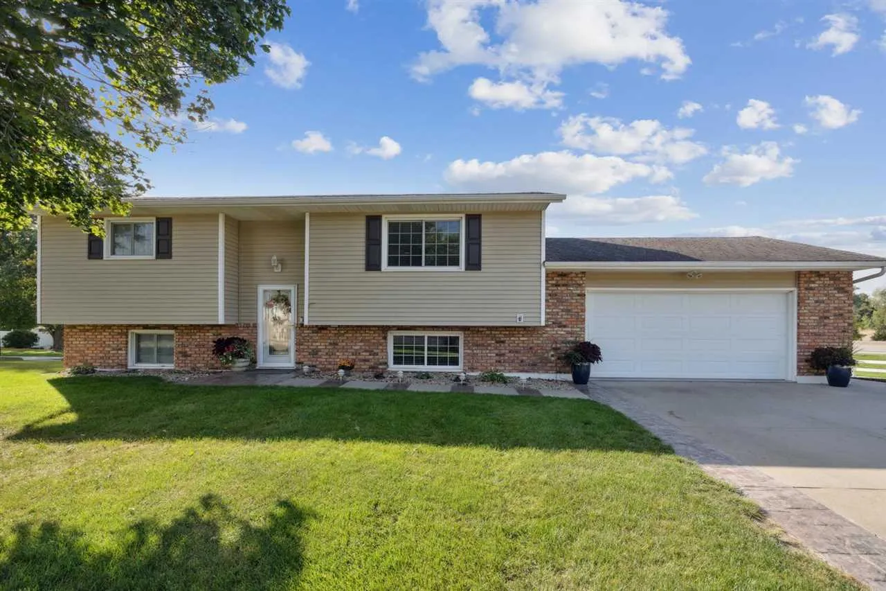 1002 W 17th St, Vinton, Iowa 52349 – Property Featured Image