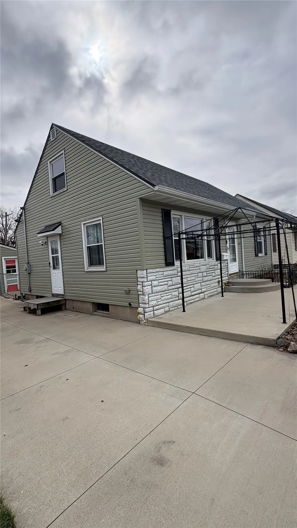 1421 9th St NW, Cedar Rapids, Iowa 52405 – Property Featured Image