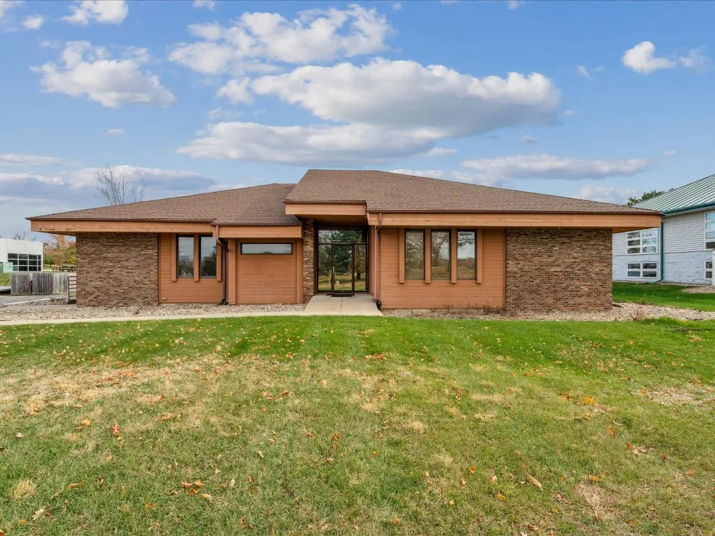 3900 River Ridge Dr NE A & B, Cedar Rapids, Iowa 52402 – Property Featured Image