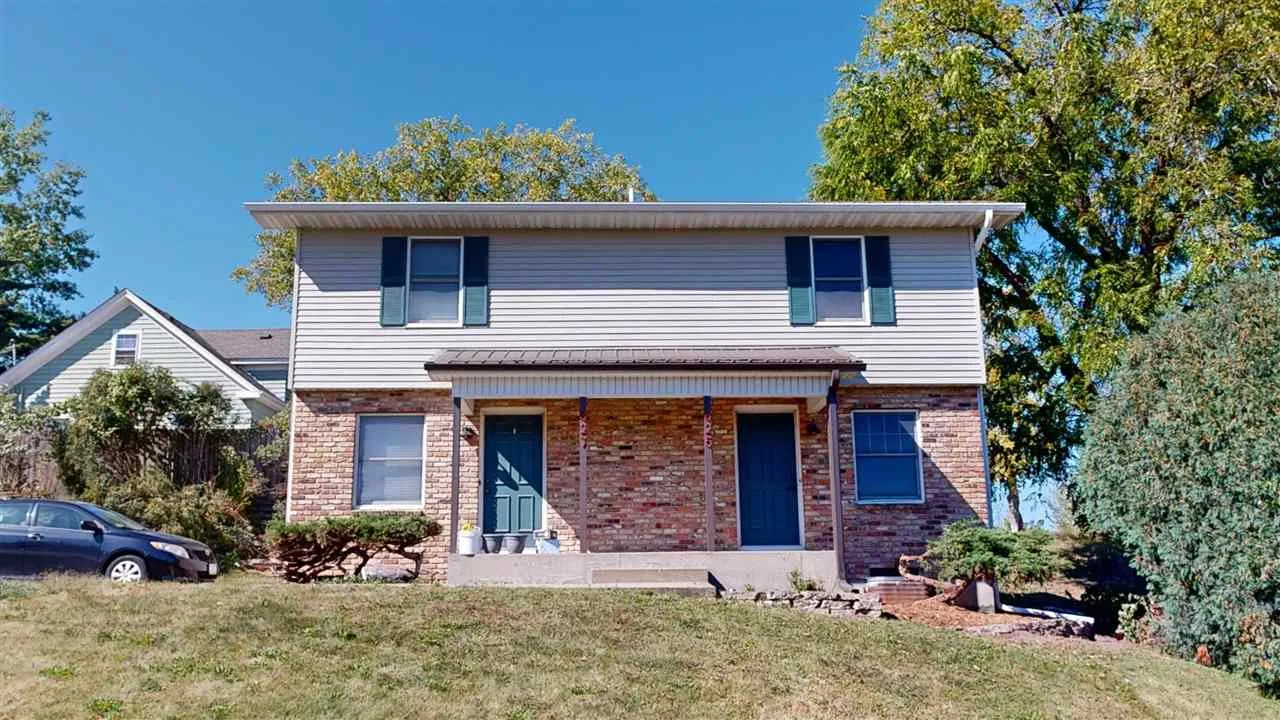 825 Emerald St Unit 825 & 827, Iowa City, Iowa 52246 – Property Featured Image