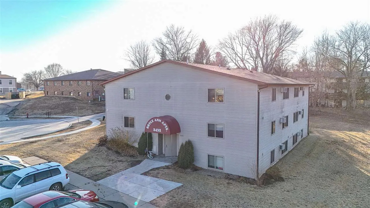 2432 Petsel Place, Iowa City, Iowa 52246 – Property Featured Image