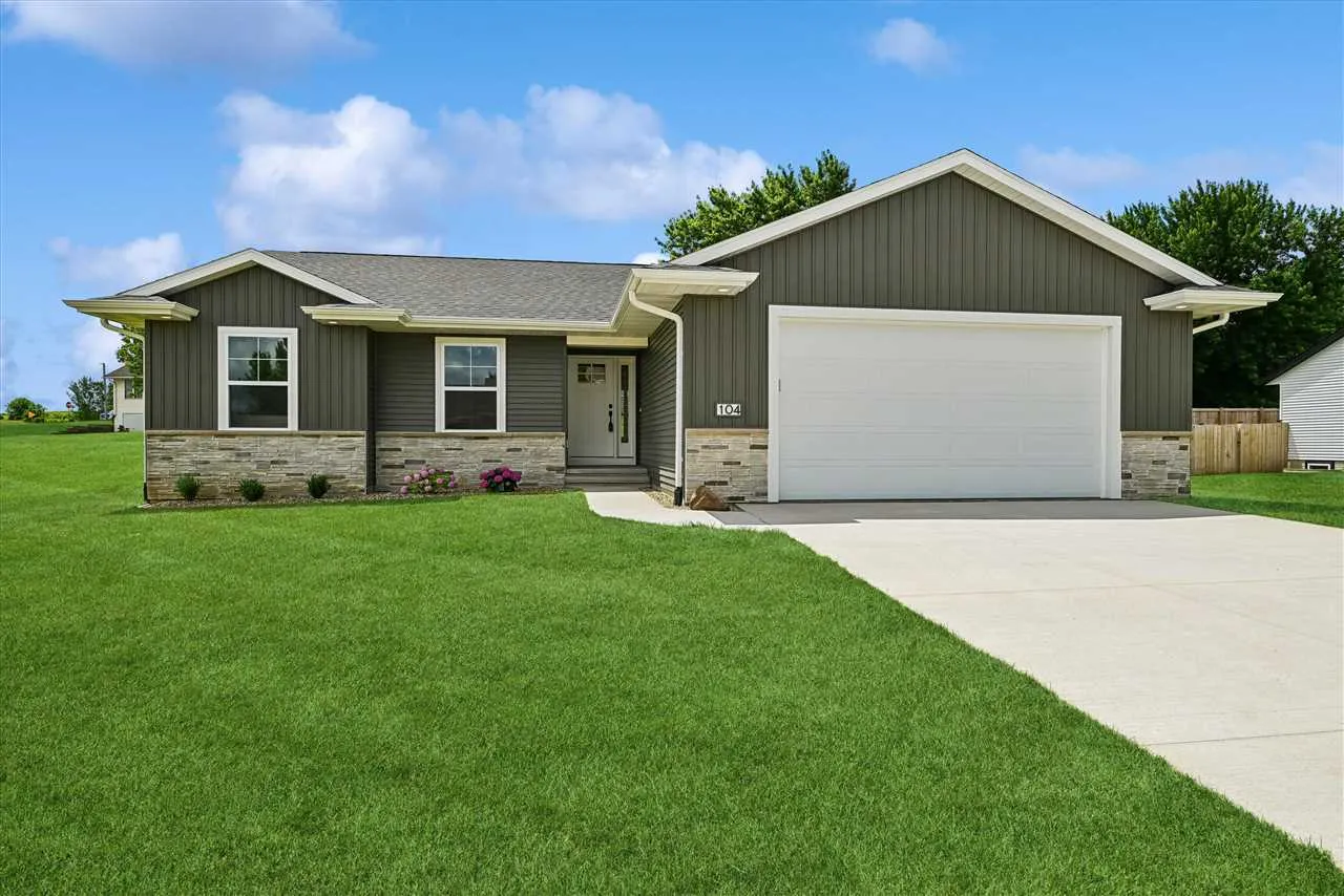 104 5th Ave Ct, Coggon, Iowa 52218 – Property Featured Image