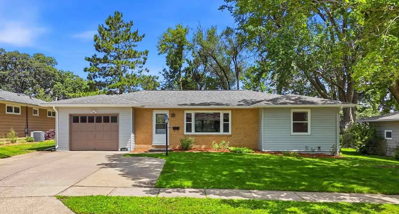 1016 Tower Ct, Iowa City, Iowa 52246 – Property Featured Image
