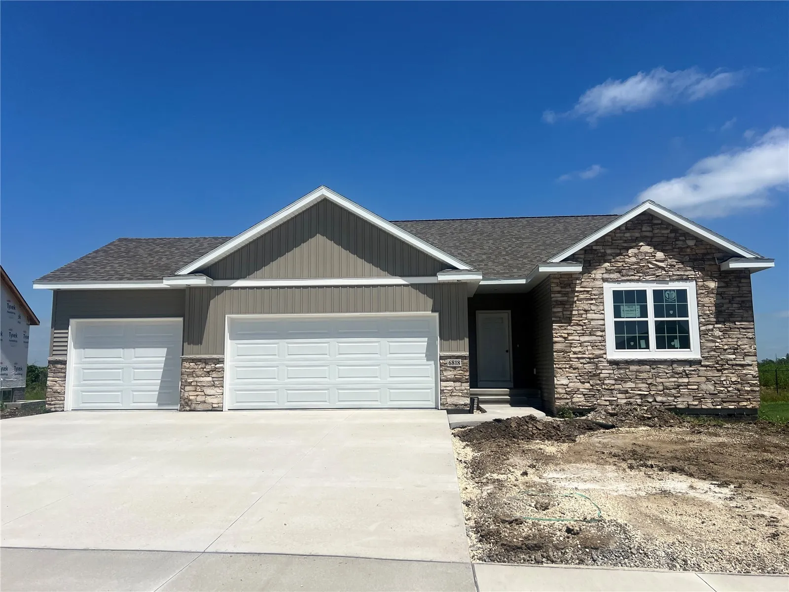 6818 Artesa Bell Drive, Cedar Rapids, Iowa 52404 – Property Featured Image