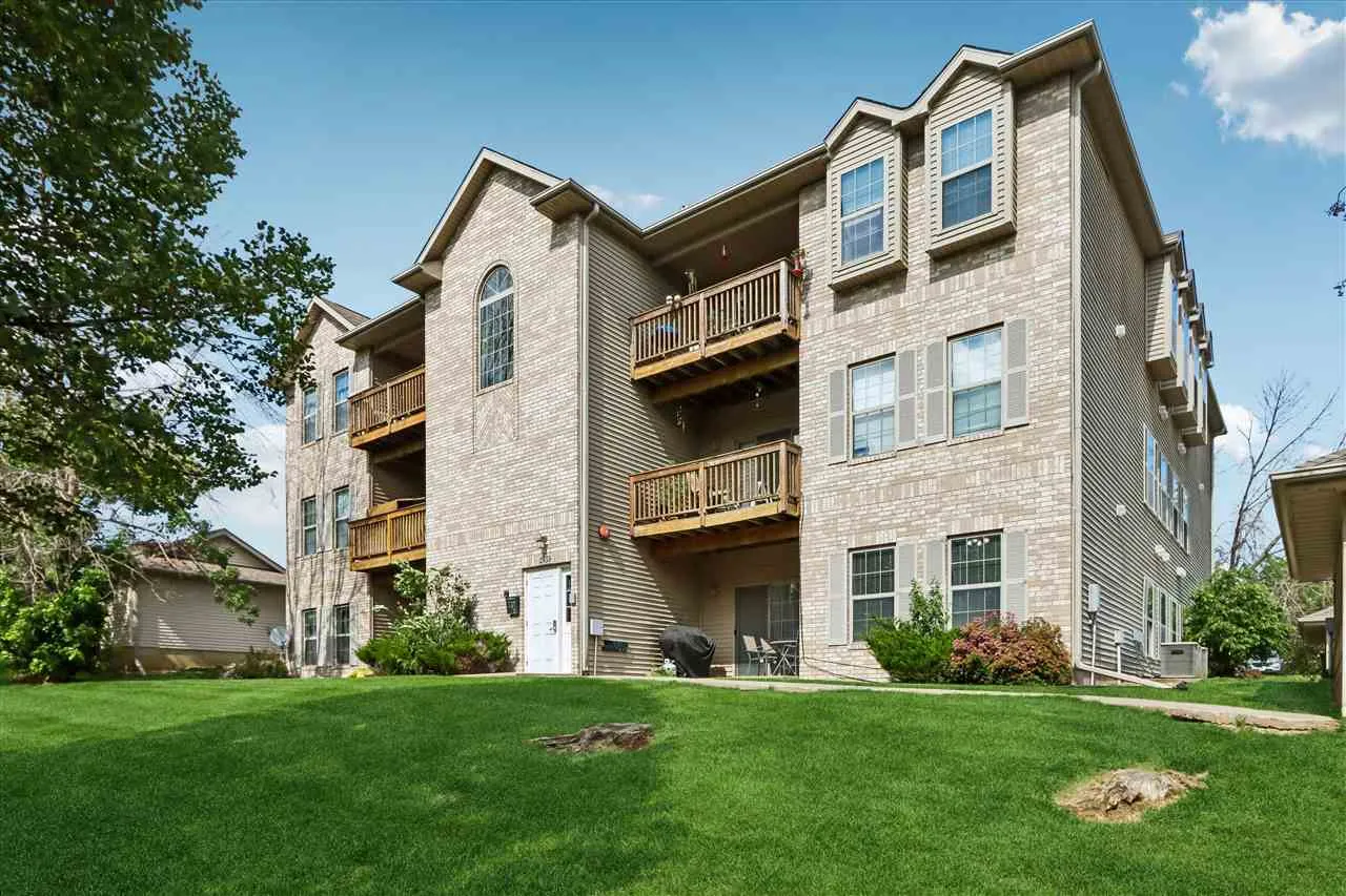 2859 Coral Ct Unit #102, Coralville, Iowa 52241 – Property Featured Image