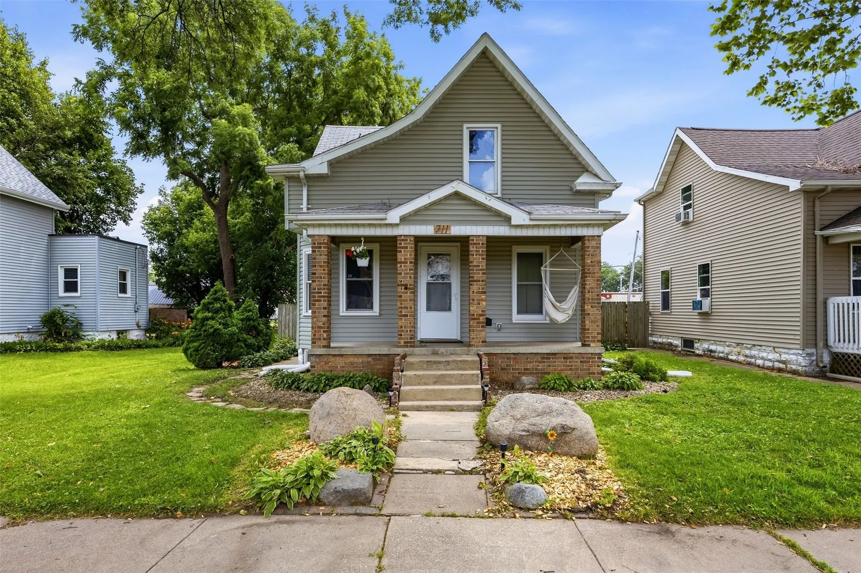 711 7th Street SW, Cedar Rapids, Iowa 52404 – Property Featured Image