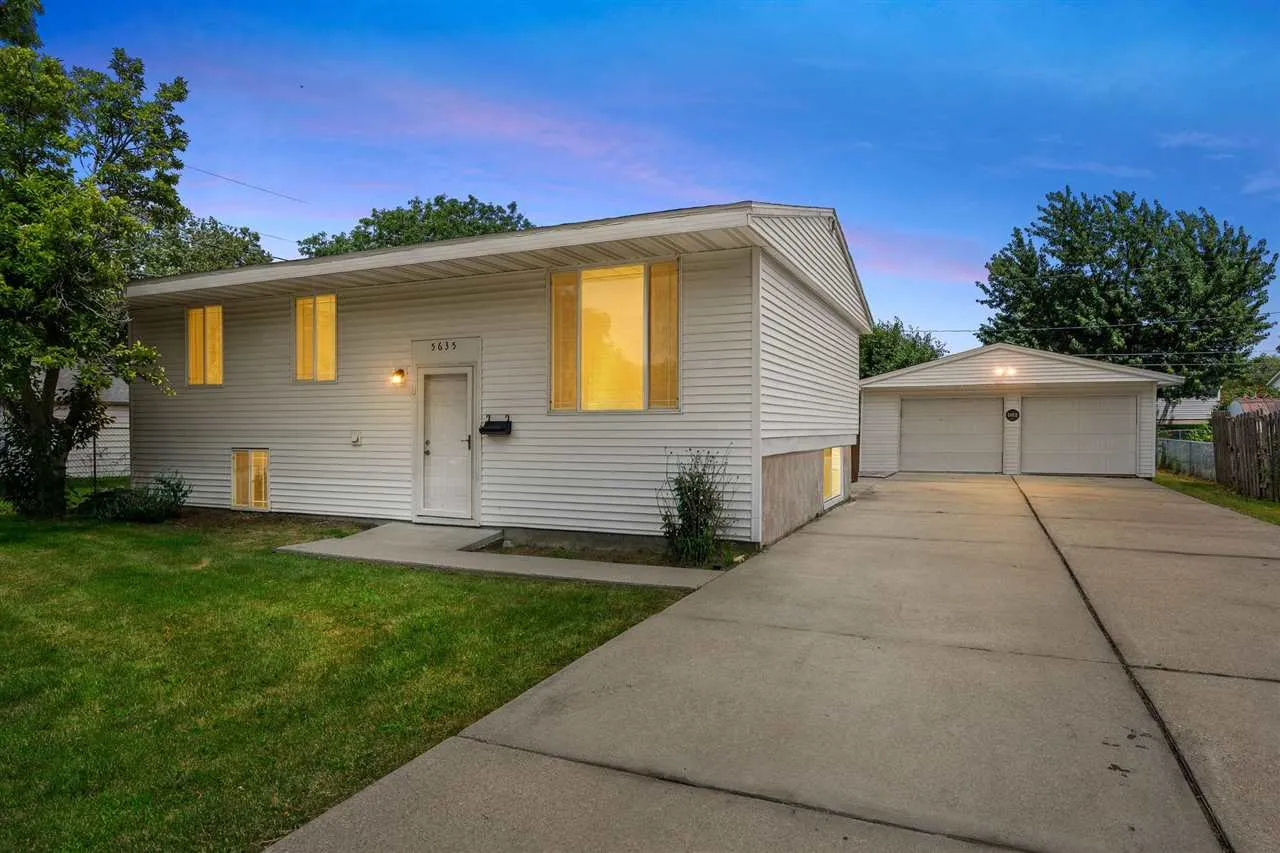 5635 Cornell Street SW, Cedar Rapids, Iowa 52404 – Property Featured Image