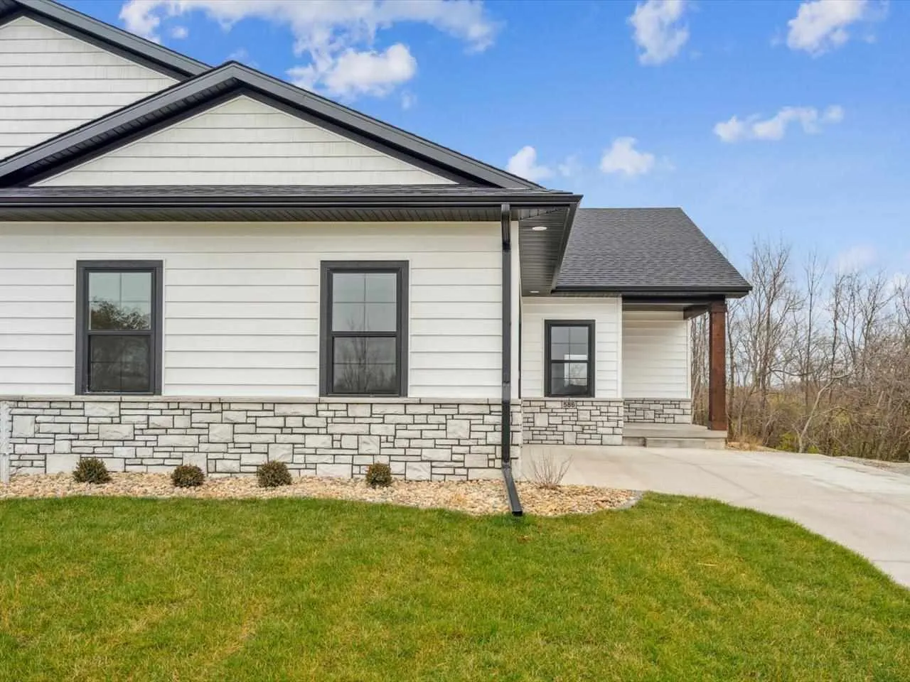 586 Maclan Cir, Iowa City, Iowa 52246 – Property Featured Image