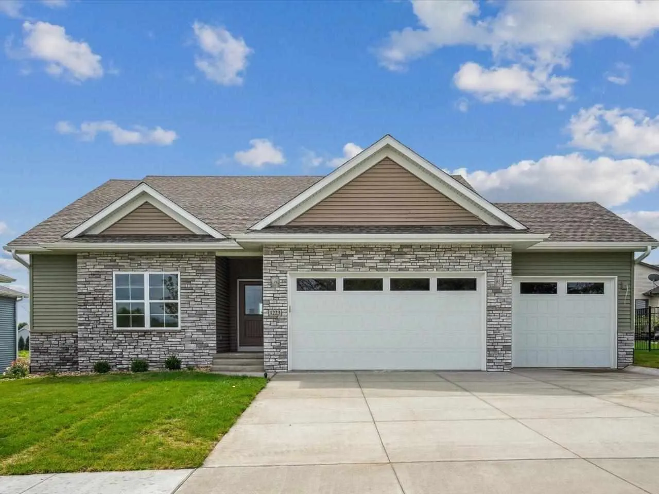 1223 Covered Wagon Dr, Iowa City, Iowa 52240 – Property Featured Image