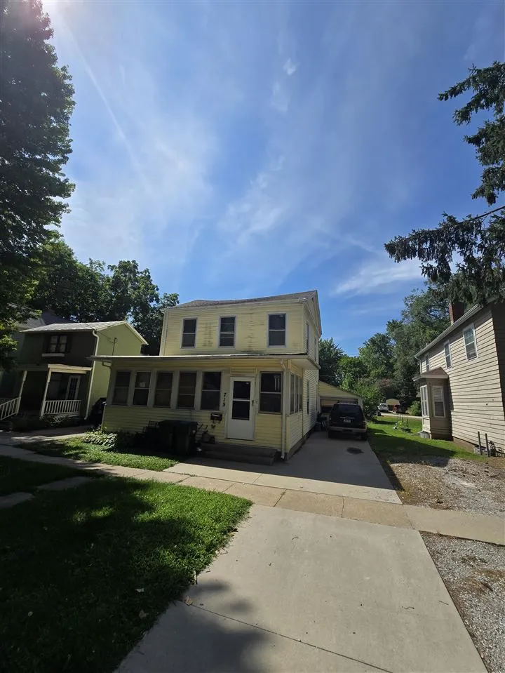 715 E Davenport St, Iowa City, Iowa 52245 – Property Featured Image