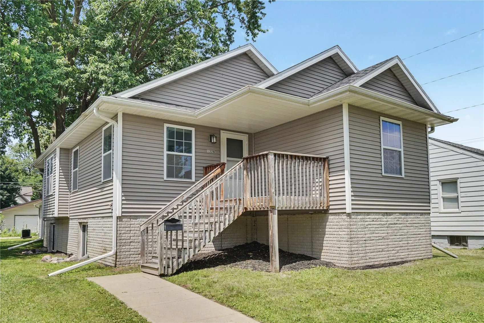 1228 9th St NW, Cedar Rapids, Iowa 52405 – Property Featured Image