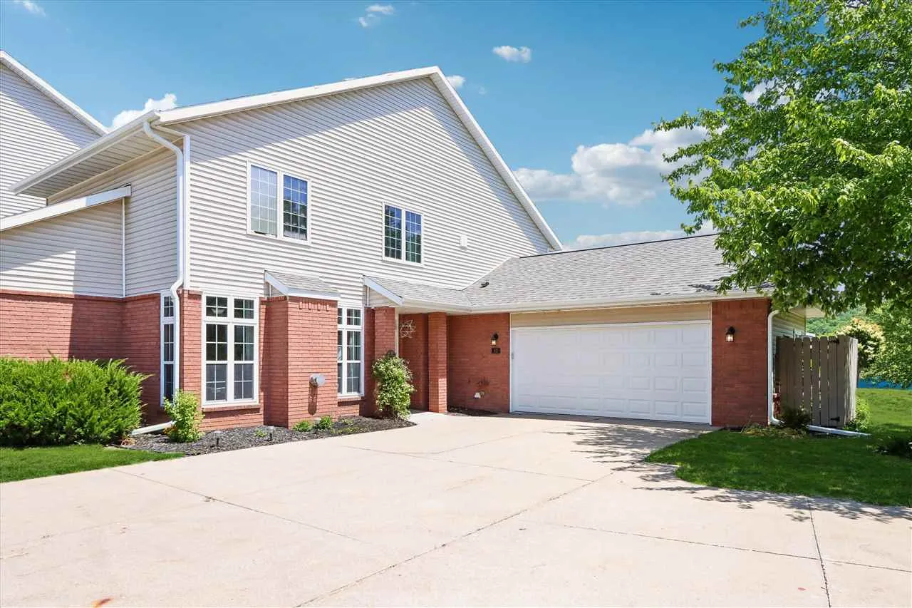 42 Pentire Cir, Iowa City, Iowa 52245 – Property Featured Image