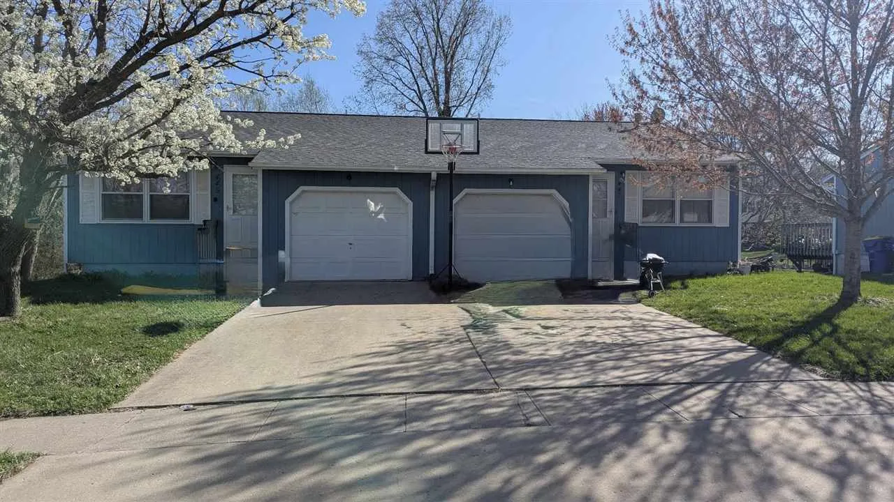 445/447 Heritage Pl, North Liberty, Iowa 52317 – Property Featured Image