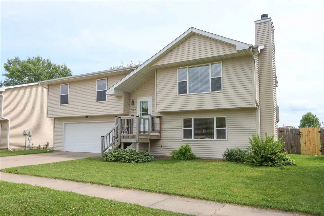 1917 Lakeside Dr, Iowa City, Iowa 52240 – Property Featured Image