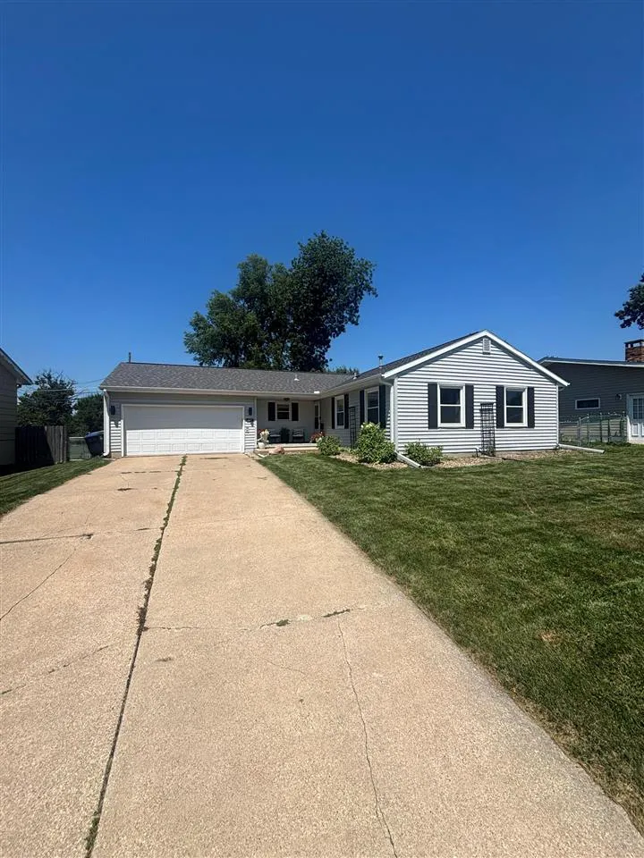 1320 Country Club Dr, Marion, Iowa 52302 – Property Featured Image