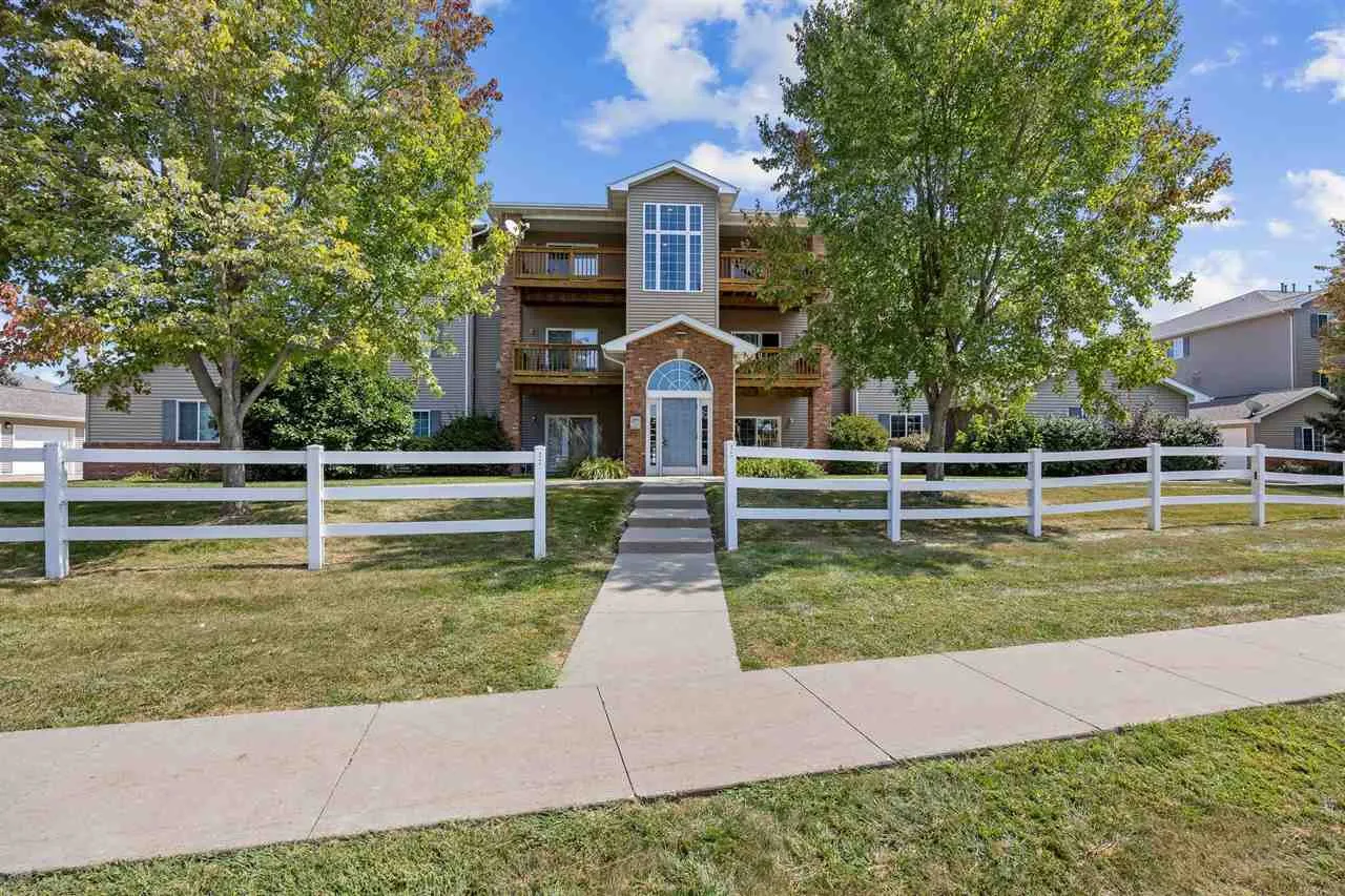 2743 Triple Crown Ln Unit 2, Iowa City, Iowa 52240 – Property Featured Image