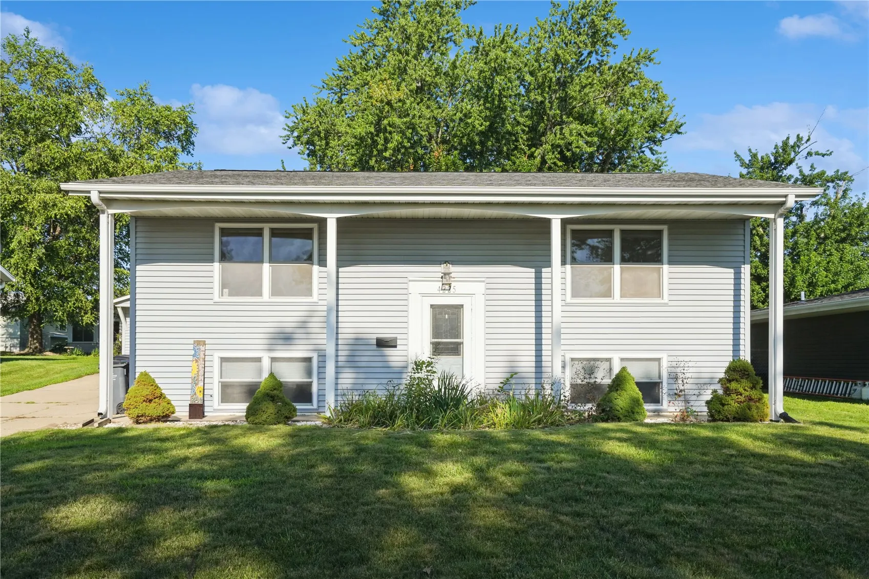 4225 Pineview Dr NE, Cedar Rapids, Iowa 52402 – Property Featured Image