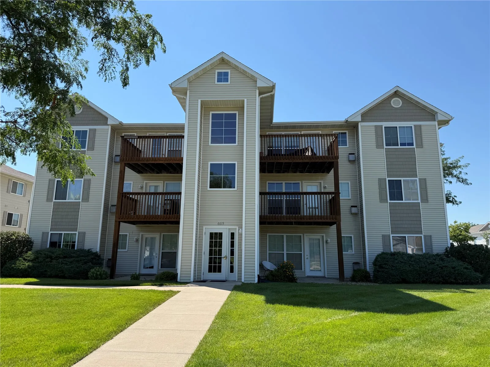 6615 Creekside Drive NE Unit 7, Cedar Rapids, Iowa 52402 – Property Featured Image