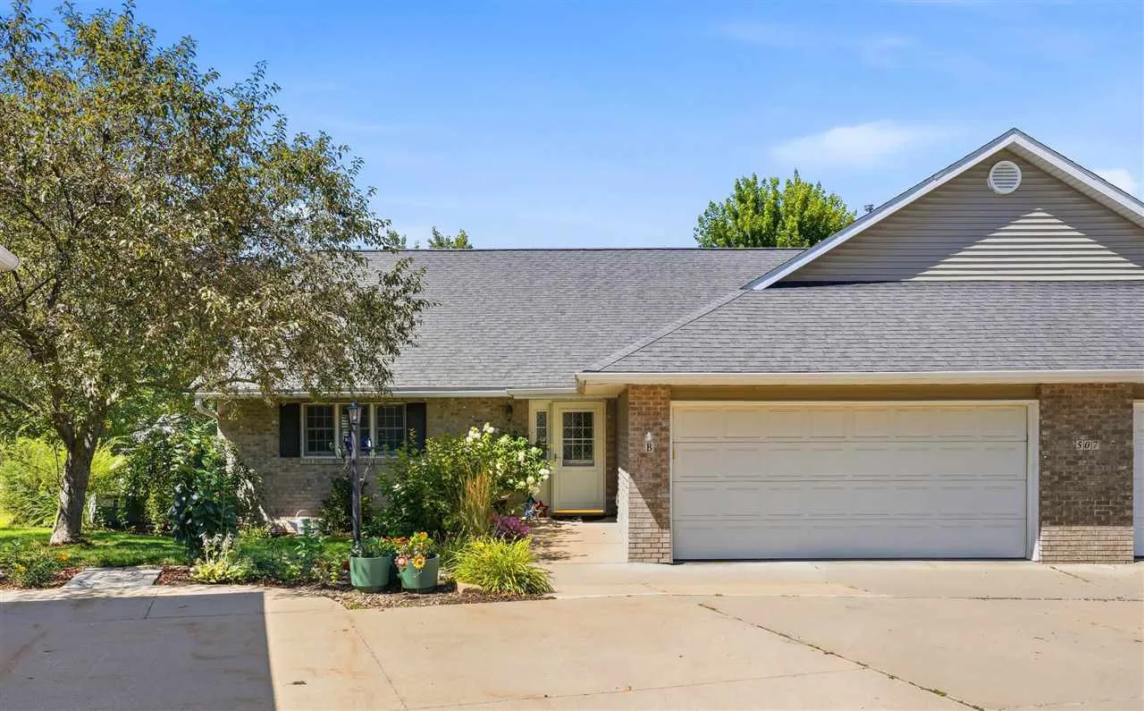 507 Washington Ct Unit B, Mt Vernon, Iowa 52314 – Property Featured Image