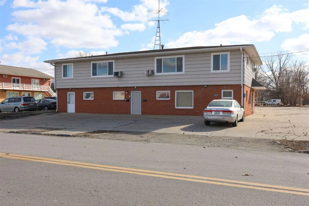 2203 Muscatine Ave, Iowa City, Iowa 52240 – Property Featured Image