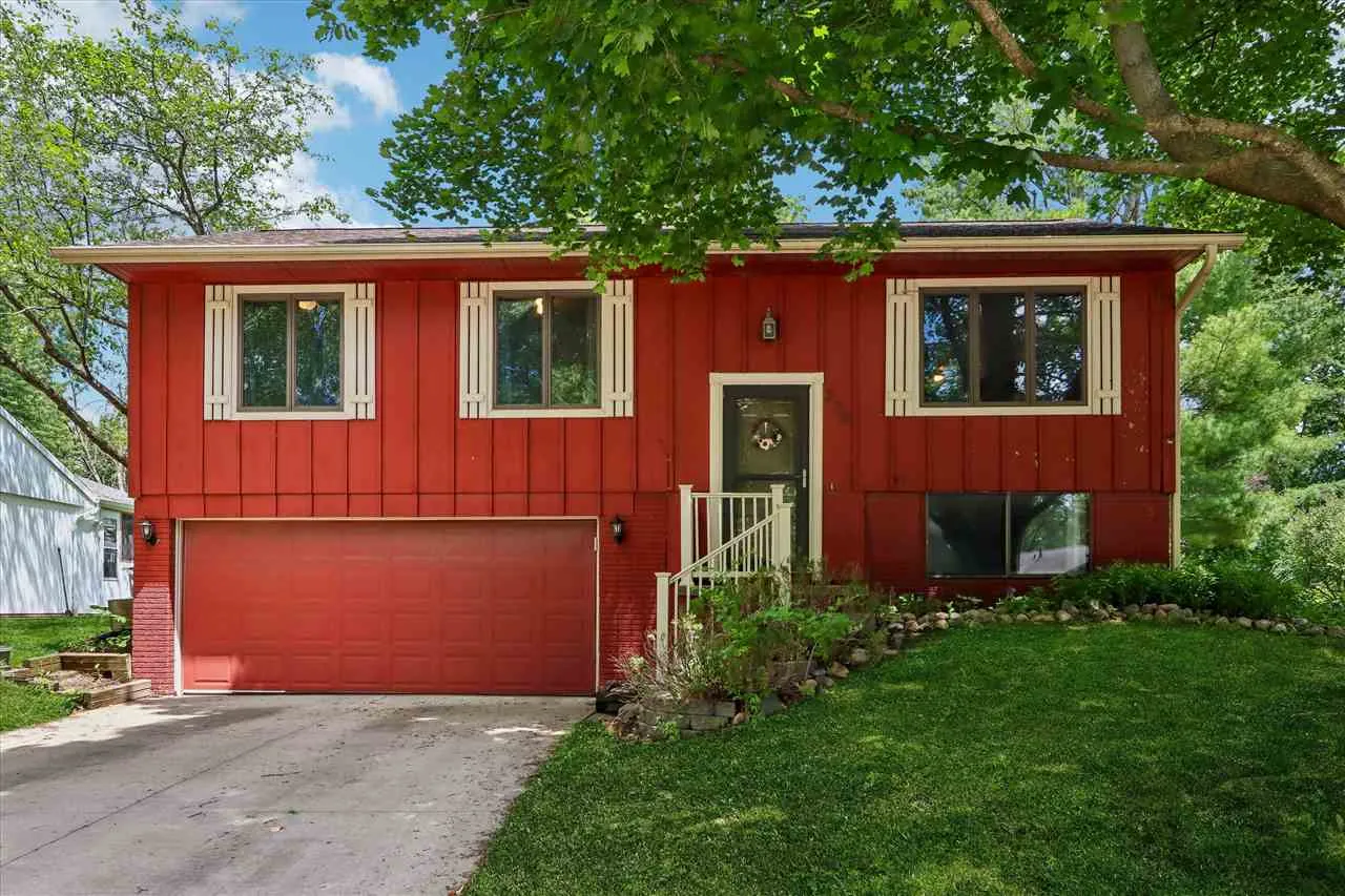 220 Amhurst St, Iowa City, Iowa 52245 – Property Featured Image