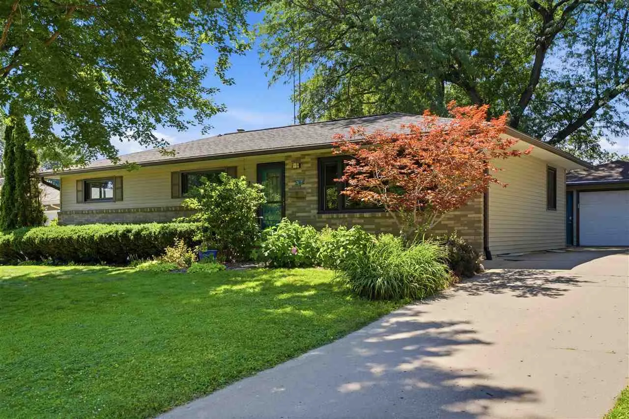 517 Terrace Rd, Iowa City, Iowa 52245 – Property Featured Image