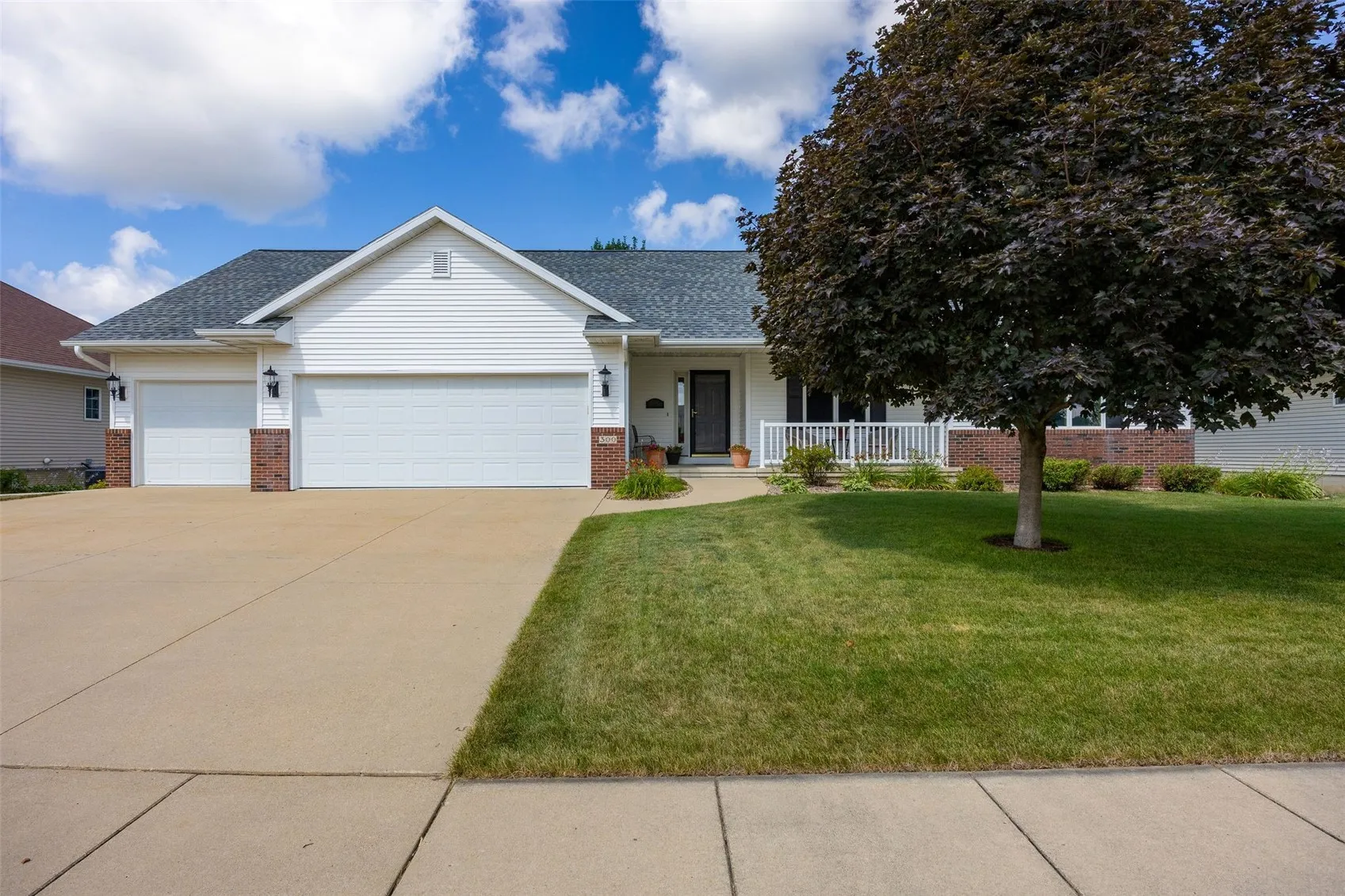 300 N 15th Avenue, Hiawatha, Iowa 52233 – Property Featured Image