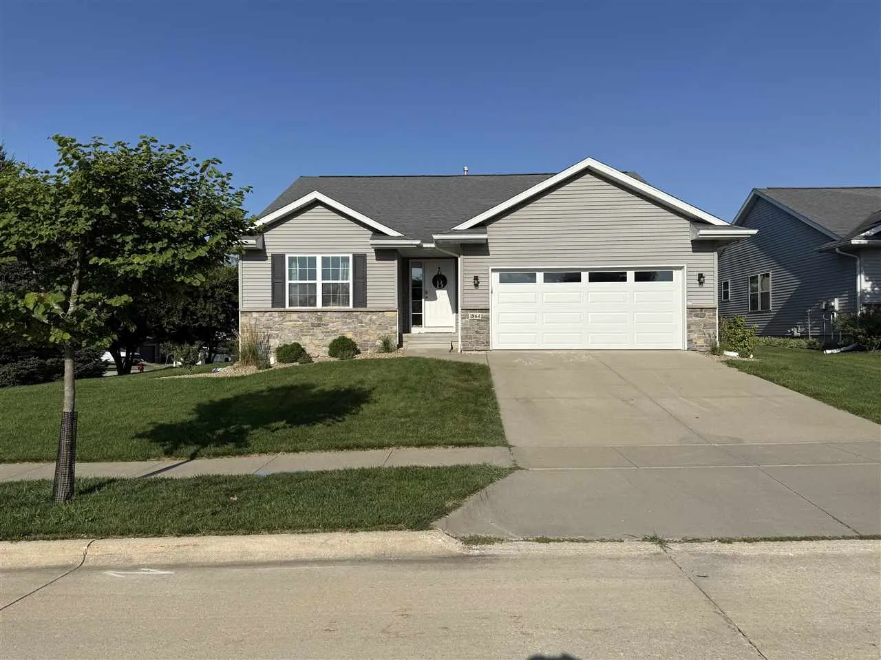 1864 Mackinaw Dr, Iowa City, Iowa 52245 – Property Featured Image
