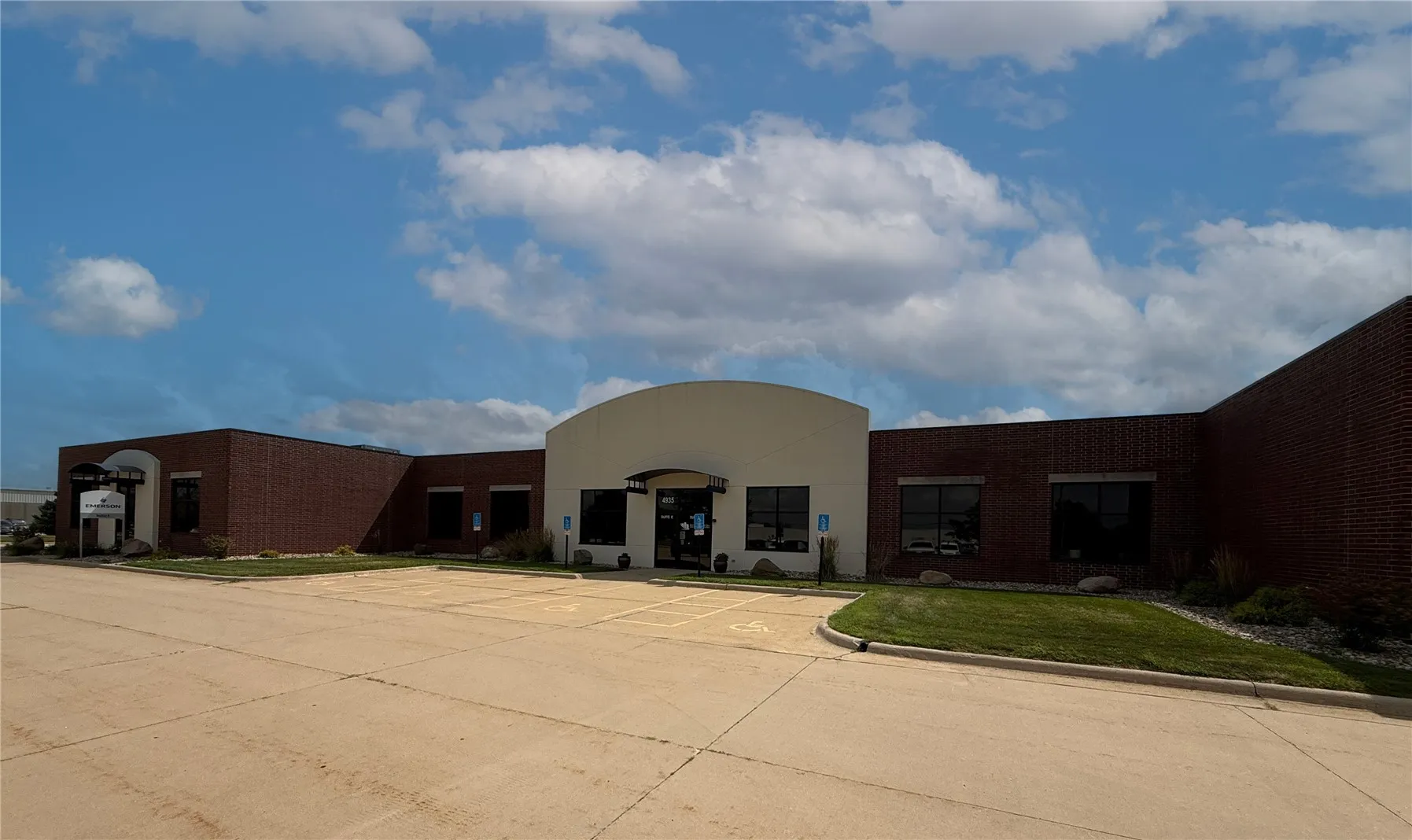 4935 Bowling Street SW Unit E, Cedar Rapids, Iowa 52404 – Property Featured Image