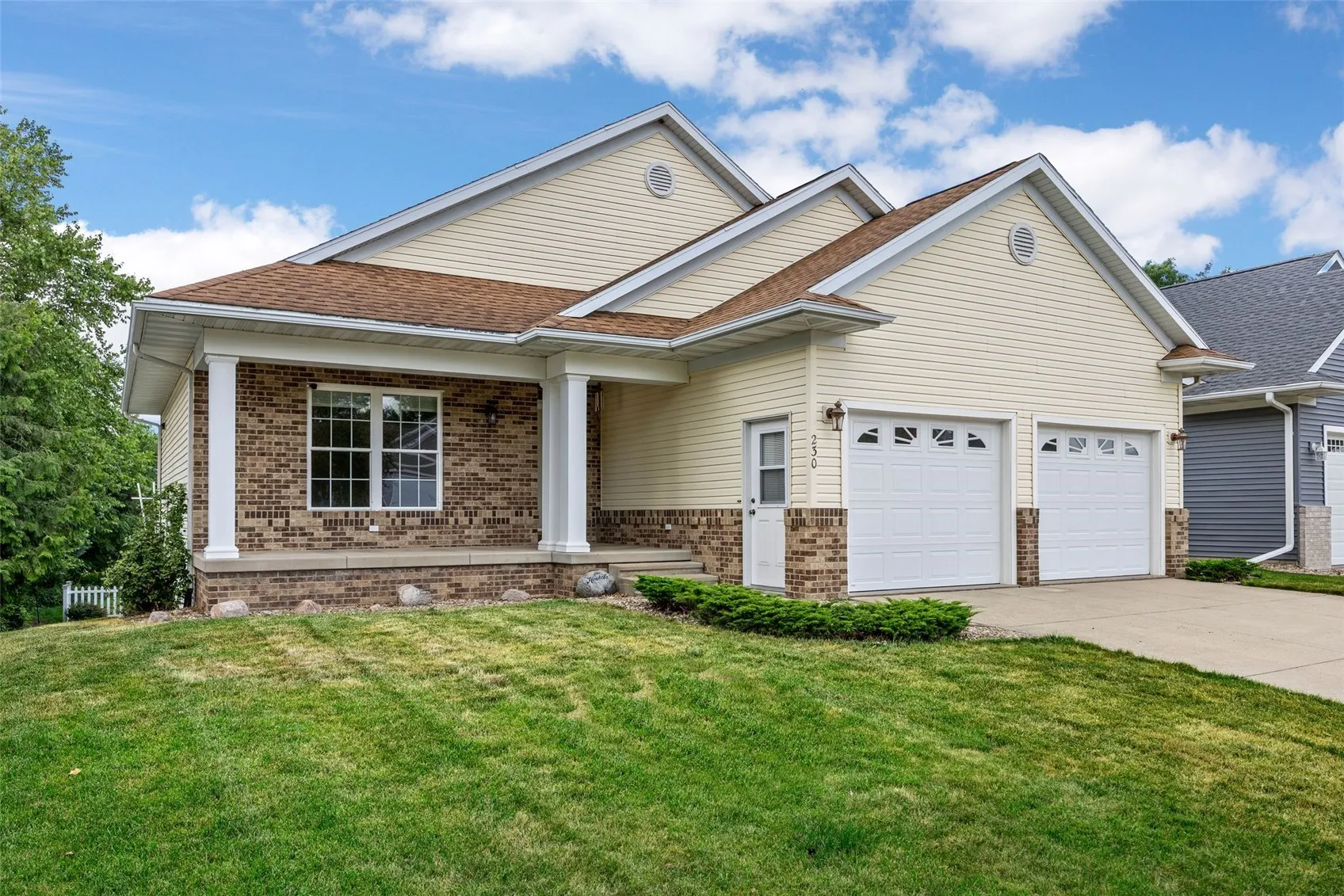 230 S Blairsferry Crossing, Hiawatha, Iowa 52233 – Property Featured Image