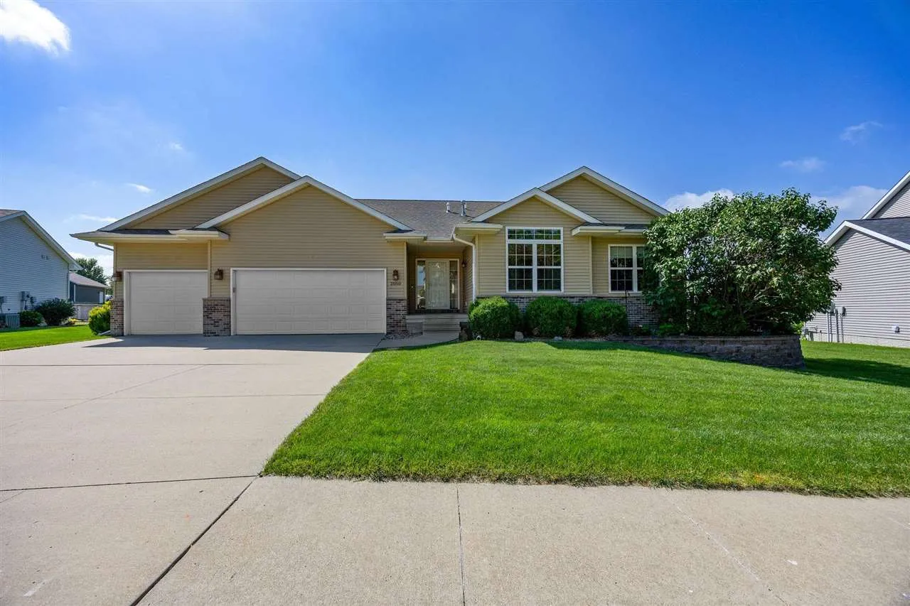 2050 Hillside Dr, Ely, Iowa 52227 – Property Featured Image