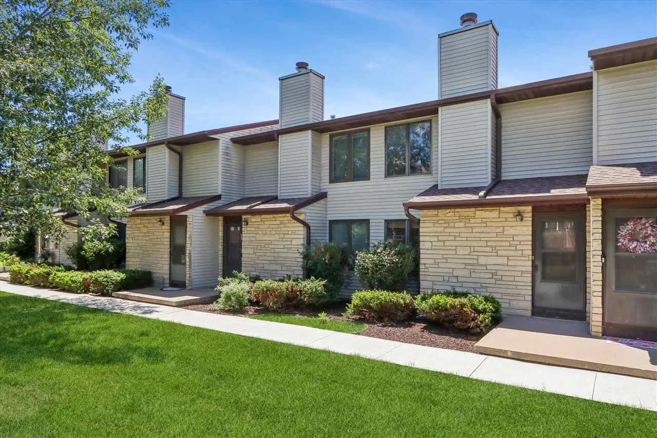1144 Mormon Trek Boulevard, Iowa City, Iowa 52246 – Property Featured Image