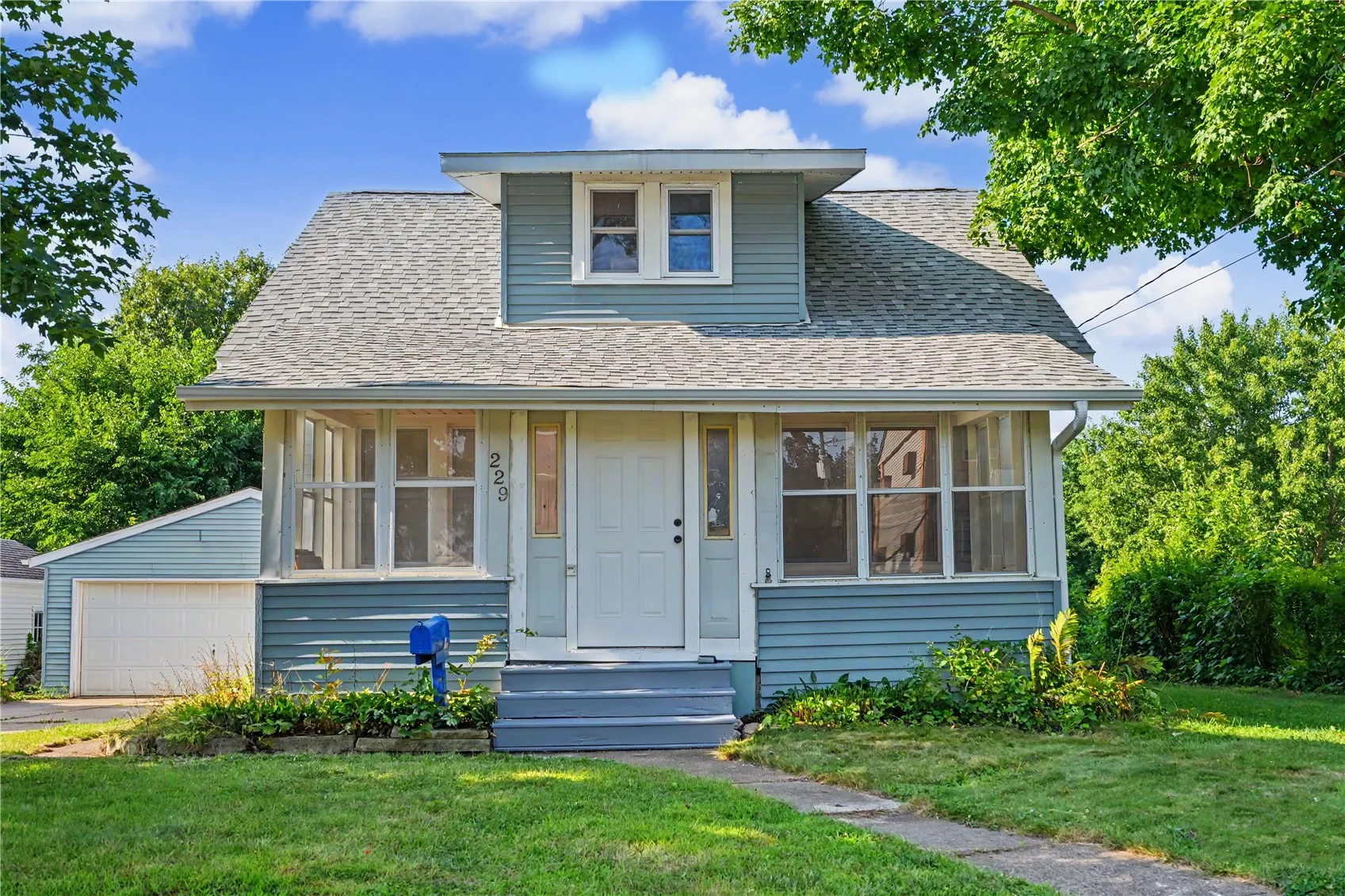 229 28th Street DR, Cedar Rapids, Iowa 52403 – Property Featured Image