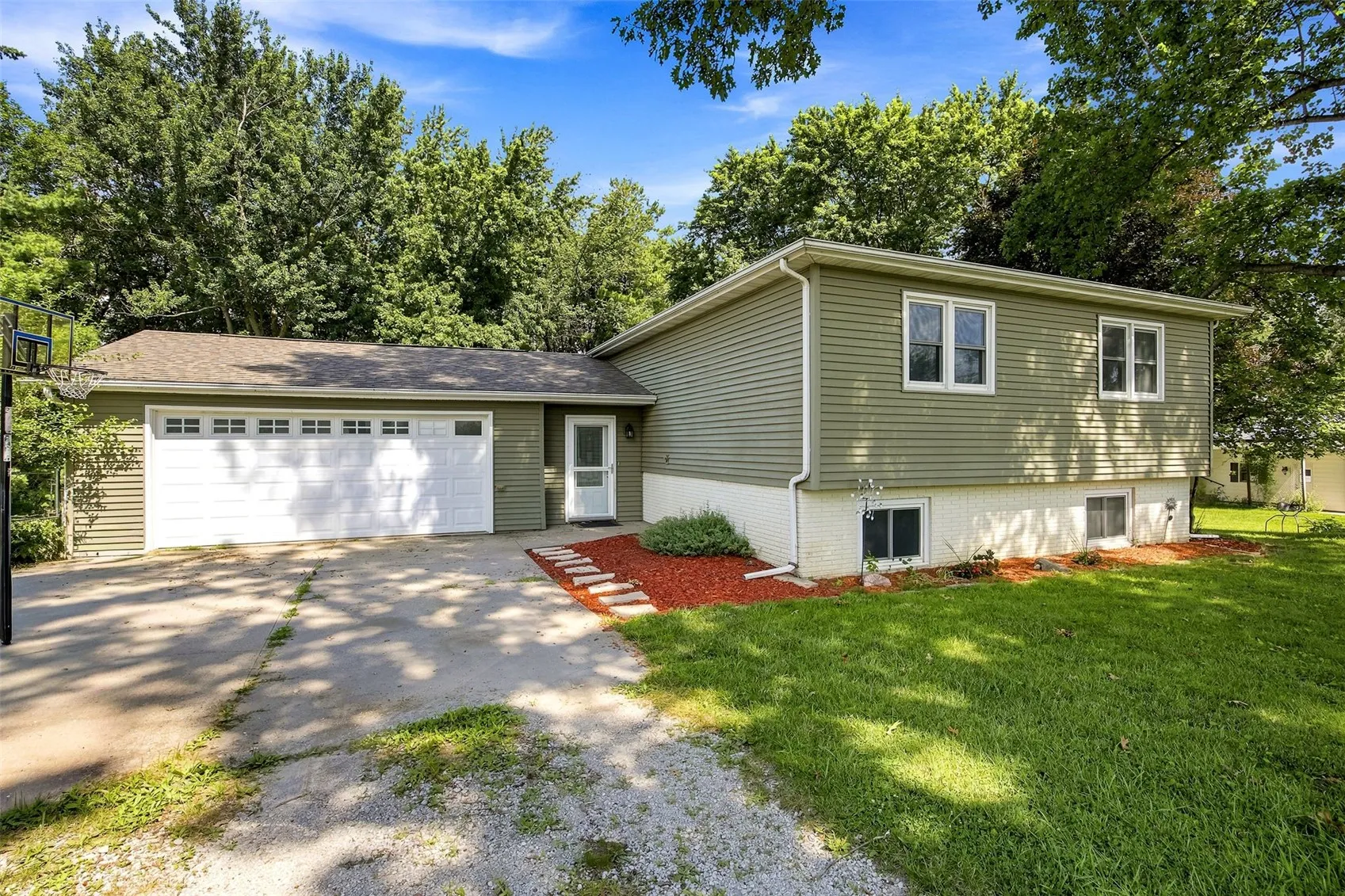 1948 Surf Drive NE, Solon, Iowa 52333 – Property Featured Image