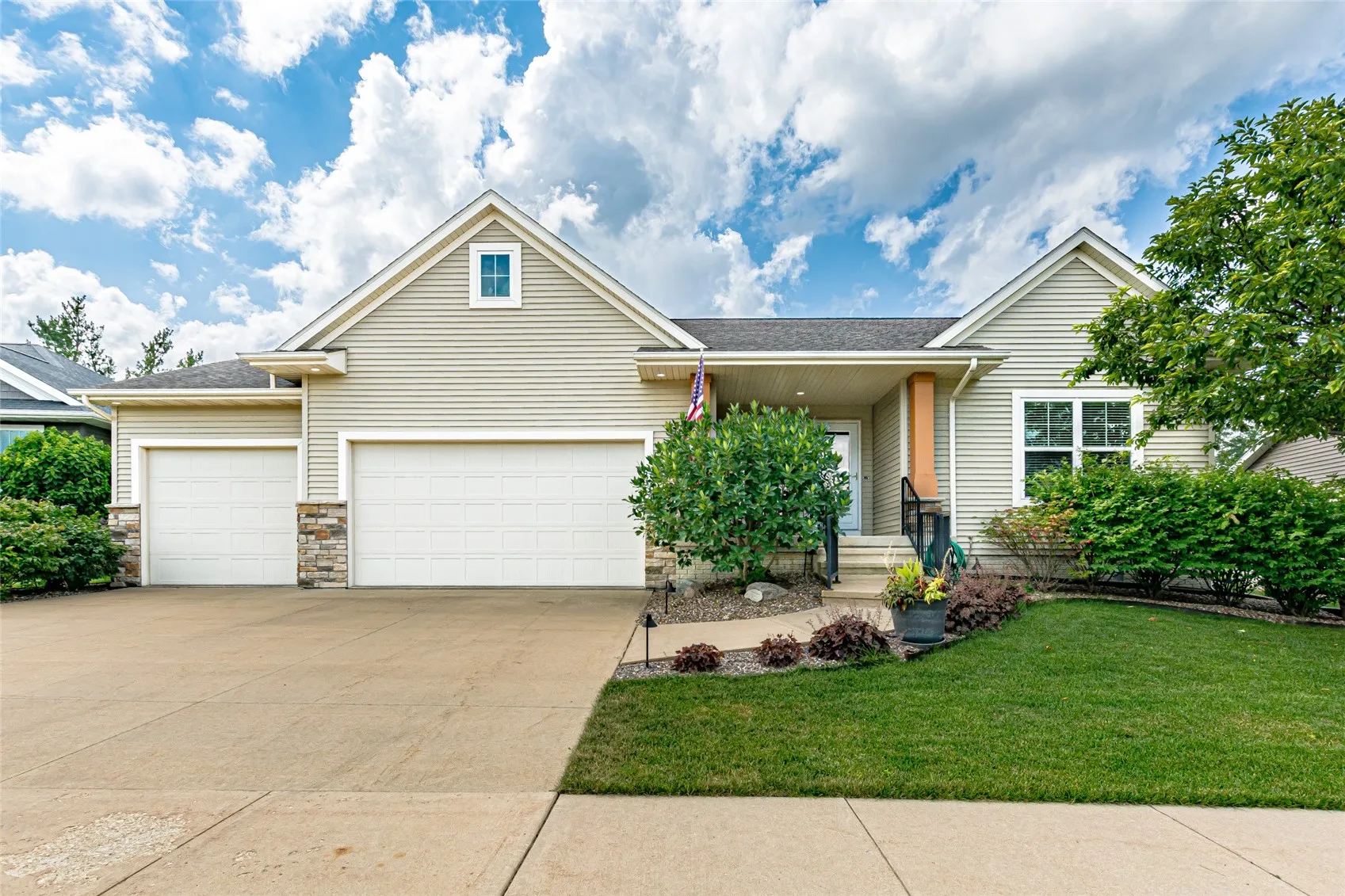 3509 Fitzroy Road, Hiawatha, Iowa 52233 – Property Featured Image