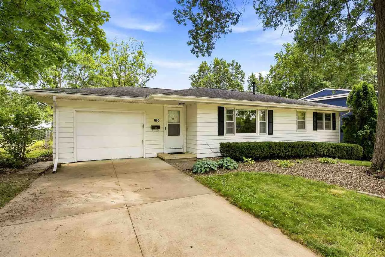 910 Talwrn Ct, Iowa City, Iowa 52246 – Property Featured Image