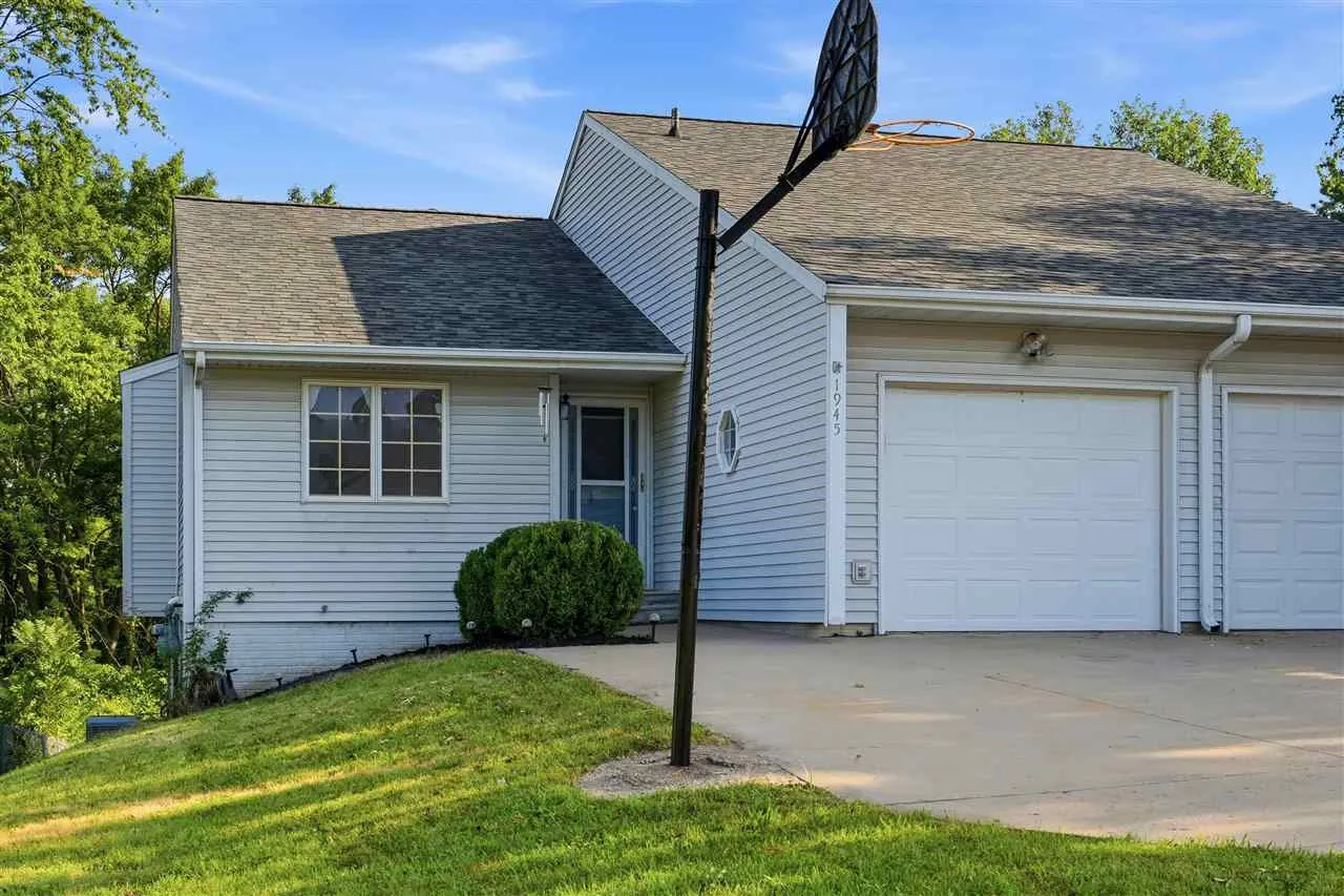 1945 South Ridge Dr, Coralville, Iowa 52241 – Property Featured Image