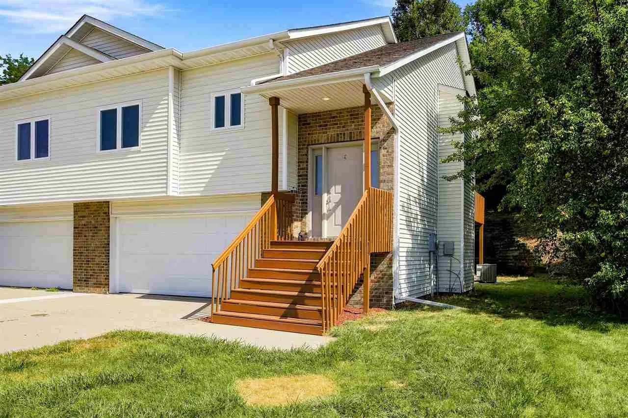 2042 Northland Cir, Coralville, Iowa 52241 – Property Featured Image