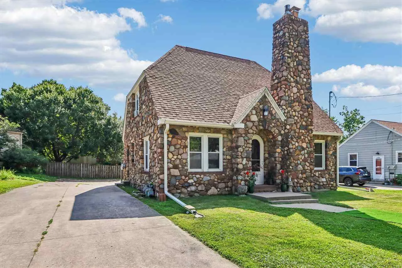 1915 Muscatine Ave, Iowa City, Iowa 52240 – Property Featured Image