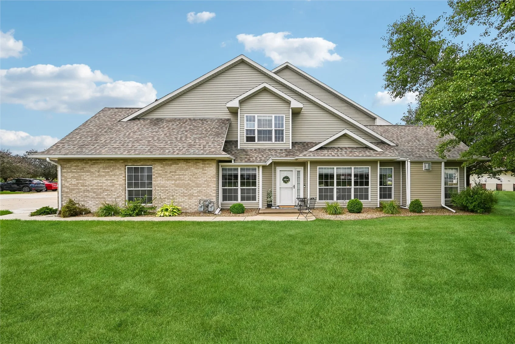 1242 Litchfield Drive Unit A, Hiawatha, Iowa 52233 – Property Featured Image