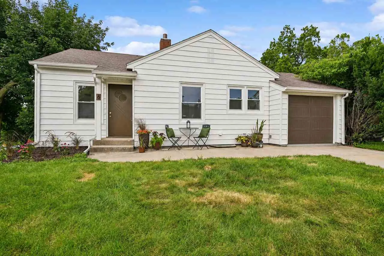 6 Kirkwood Circle, Iowa City, Iowa 52240 – Property Featured Image