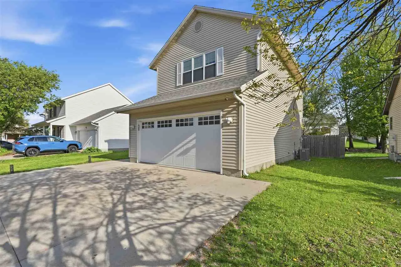 1624 Dickenson Ln, Iowa City, Iowa 52240-9108 – Property Featured Image
