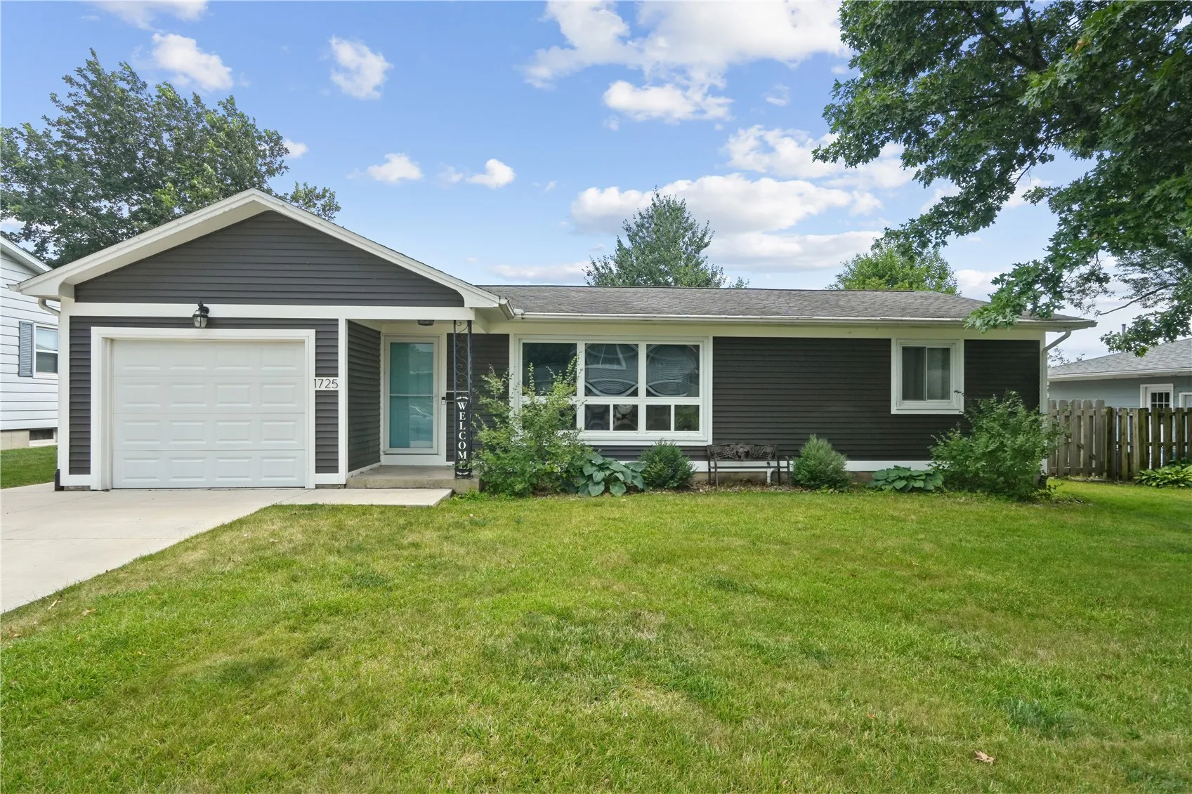 1725 Country Club Dr, Marion, Iowa 52302 – Property Featured Image
