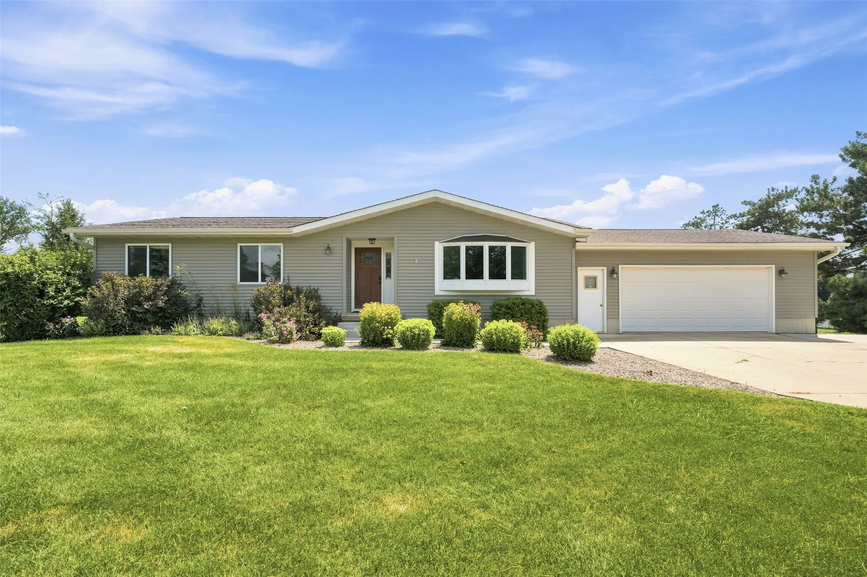 5841 Michael Drive NE, Cedar Rapids, Iowa 52411 – Property Featured Image