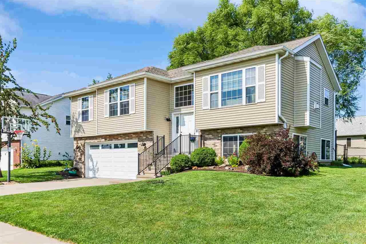 235 N McKenzie Ln, North Liberty, Iowa 52317 – Property Featured Image