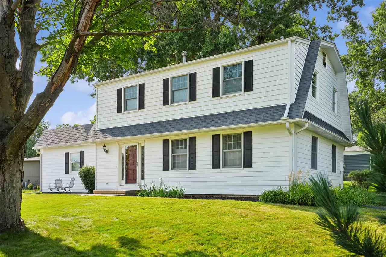 2 Bedford Ct, Iowa City, Iowa 52240 – Property Featured Image