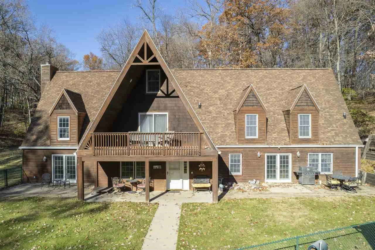 3098 Sandy Beach Rd, Solon, Iowa 52333 – Property Featured Image